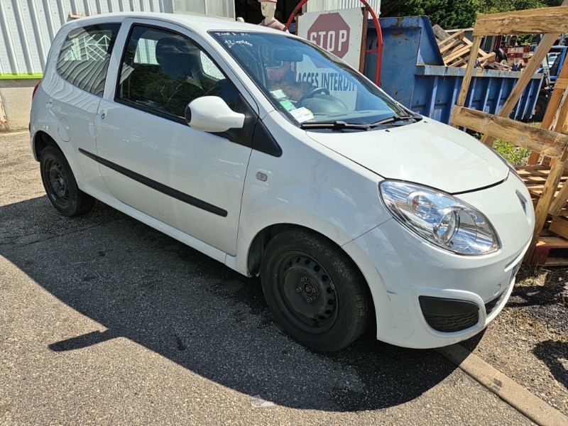 https://opisto-prod-pic.opisto.s3.eu-west-1.bso.st/6156/vhu_photo/2024/07/Vehicule-RENAULT-TWINGO2PHASE1-2009-dd9e7459587bd523f16404e424437351340472a16f85584170e89def31aef54c_o.jpg