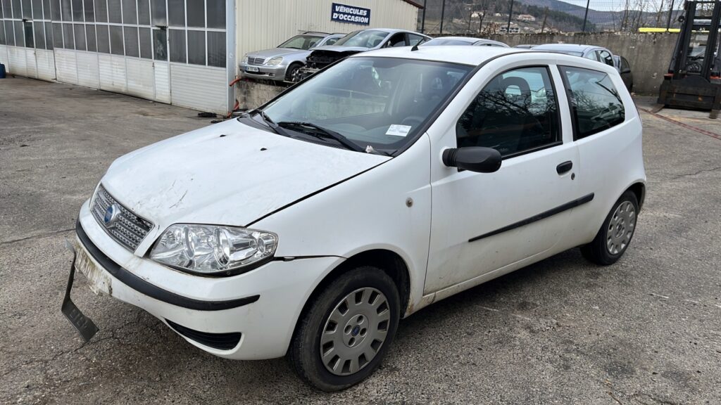 https://opisto-prod-pic.opisto.s3.eu-west-1.bso.st/6156/vhu_photo/2025/01/Vehicule-FIAT-PUNTO2PHASE2-2007-9c2759f399660f978c2a005635c1eafd12a3934ebabd03b9f87623d9e96fdd6d_o.jpg