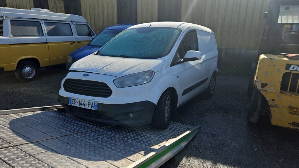 https://opisto-prod-pic.opisto.s3.eu-west-1.bso.st/6011/vhu_photo/2025/01/Vehicule-FORD-TRANSITCOURIERPHASE1-2017-212c6e3e7cfbdeb2ee5fa2222c73993c7553f070954682280ec215be6d83f640_o.jpg