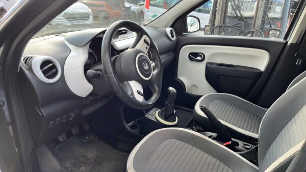 https://opisto-prod-pic.opisto.s3.eu-west-1.bso.st/6156/vhu_photo/2025/02/Vehicule-RENAULT-TWINGO3PHASE1-2015-1d0cc00cec7b072ab8fd27b1493a271d131571309dbbec0dd9b98d63df9b7f45_o.jpg