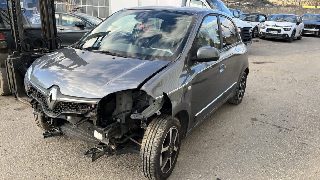 https://opisto-prod-pic.opisto.s3.eu-west-1.bso.st/6156/vhu_photo/2025/02/Vehicule-RENAULT-TWINGO3PHASE1-2015-1e093c23ab28d8a0e15e22430d67110191f279ab43d97198c02f70db50631700_o.jpg