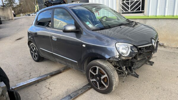 https://opisto-prod-pic.opisto.s3.eu-west-1.bso.st/6156/vhu_photo/2025/02/Vehicule-RENAULT-TWINGO3PHASE1-2015-cbc94062b987bbde109fc22e2b7085527ff6dae4be06de56fd46eec9f4ad7f98_o.jpg