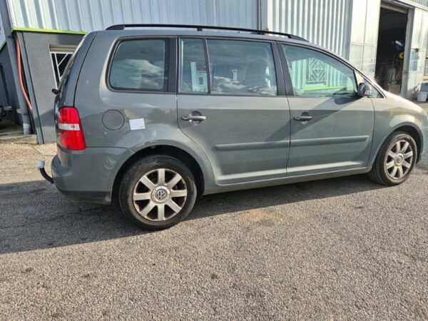 https://opisto-prod-pic.opisto.s3.eu-west-1.bso.st/6156/vhu_photo/2024/10/Vehicule-VOLKSWAGEN-TOURAN1PHASE1-2006-6193b1f1a15bb011ffb58fbd93f7b58737b44be069fa2bcf473c8348f062458d_o.jpg