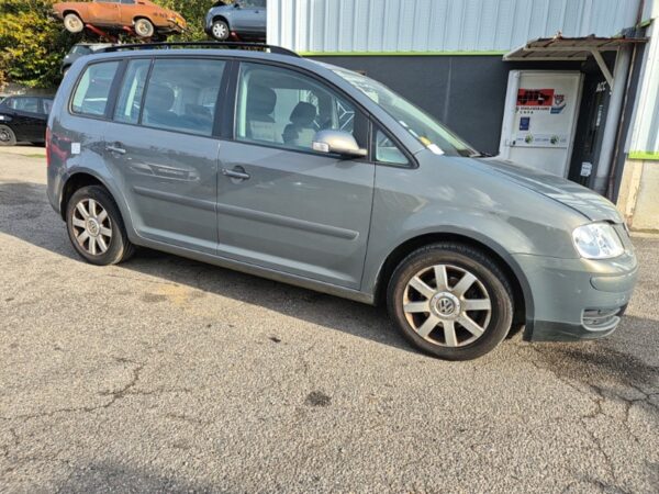 https://opisto-prod-pic.opisto.s3.eu-west-1.bso.st/6156/vhu_photo/2024/10/Vehicule-VOLKSWAGEN-TOURAN1PHASE1-2006-65b16c96e37805887510154fbde18443410ed0bda7940730ad960e73bd66c45f_o.jpg