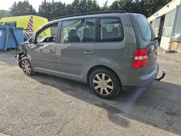 https://opisto-prod-pic.opisto.s3.eu-west-1.bso.st/6156/vhu_photo/2024/10/Vehicule-VOLKSWAGEN-TOURAN1PHASE1-2006-d81c380213069a2ba19a04fa8a02fc61add4ade2eb2c7bc1fd32386b8b572d05_o.jpg